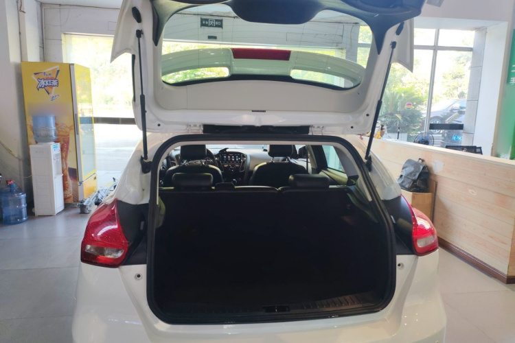 福特 福克斯 2017款 1.5T CTCC 白黑限量版机舱底盘23