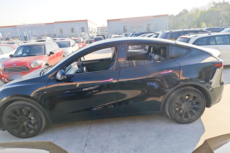特斯拉 Model Y 2021款 标准续航后驱版车身外观4