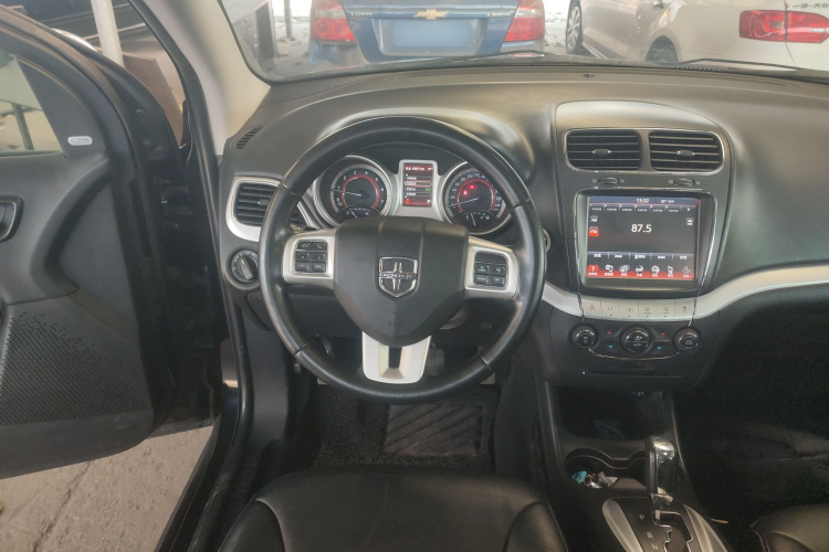 道奇 酷威 2013款 2.4L 两驱尊尚版中控内饰13