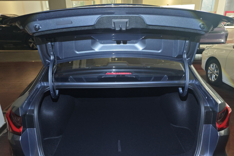 荣威i5 2026款 1.5L CVT豪华版机舱底盘23