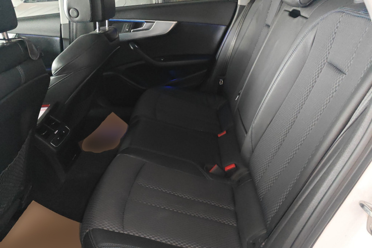 奥迪A4L 2018款 30周年年型 40 TFSI 运动型中控内饰21