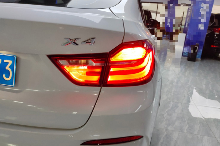 宝马X4 2016款 xDrive20i M运动型车身外观9