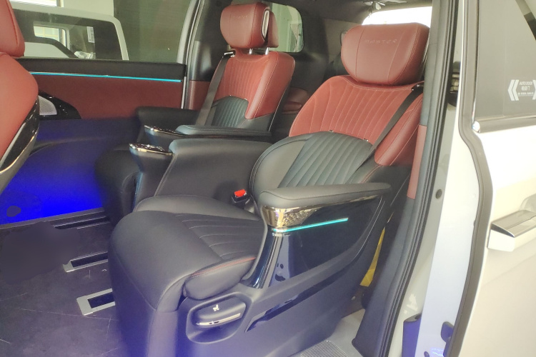 广汽传祺 传祺M8 2023款 宗师系列 400T 至尊版中控内饰21