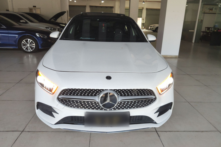 奔驰A级 2019款 A 200 L 运动轿车车身外观2