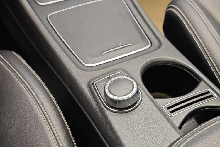 奔驰GLA 2018款 GLA 200 动感型中控内饰7004