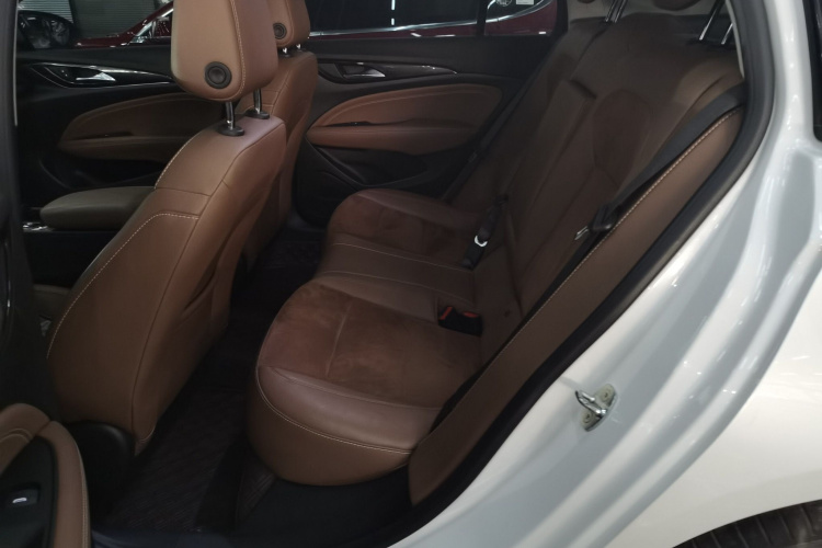 别克 君威 2023款 552T 智享型中控内饰7004