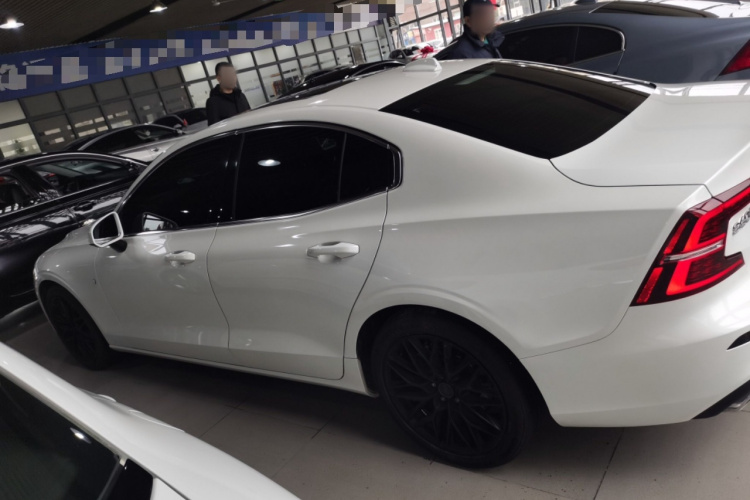 沃尔沃S60 2020款 T4 智逸豪华版车身外观4