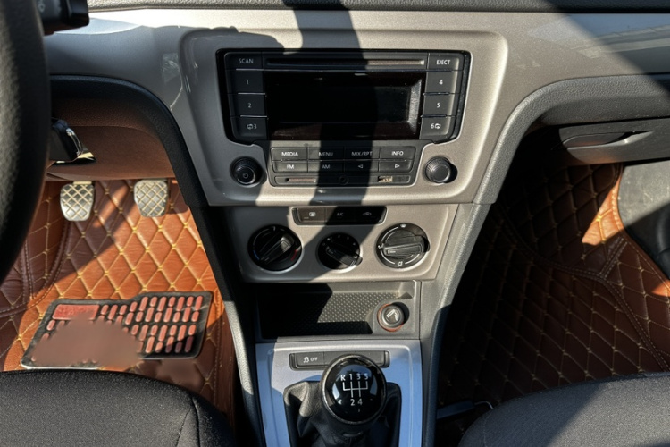 大众 朗逸 2013款 改款经典 1.6L 手动风尚版中控内饰7006