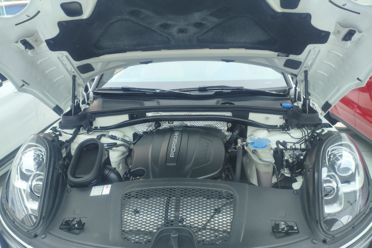 保时捷 2017款  Macan 2.0T机舱底盘24