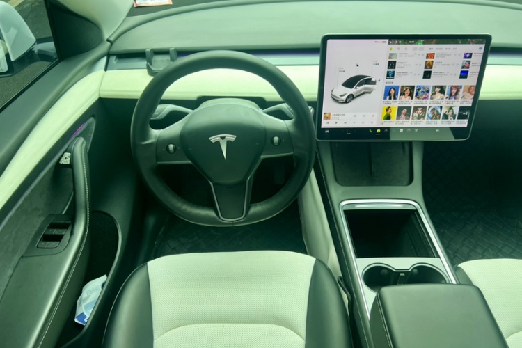 特斯拉 Model Y 2021款 长续航全轮驱动版中控内饰7006