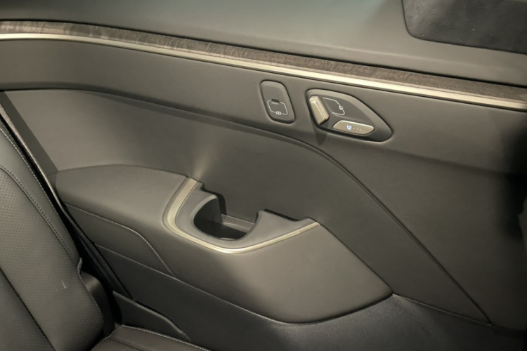 乐道L90 2025款 Max 六座版中控内饰7011