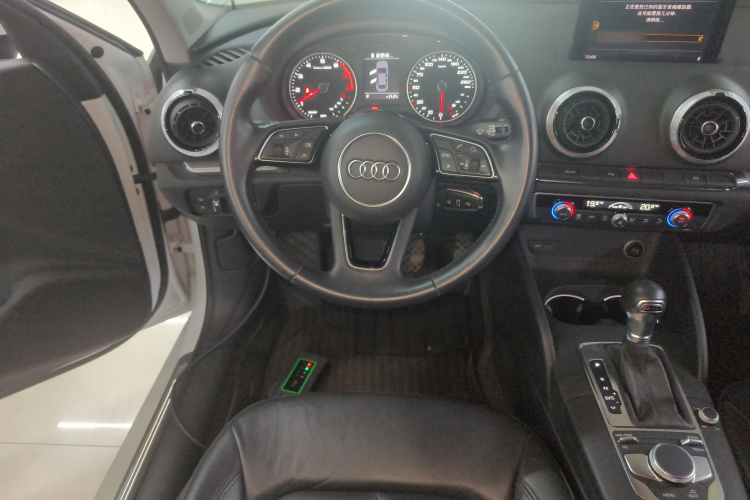 奥迪A3 2018款 30周年年型 Limousine 35 TFSI 风尚型中控内饰13