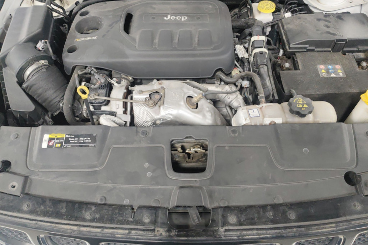 Jeep 大指挥官 2020款 2.0T 两驱精英版机舱底盘24