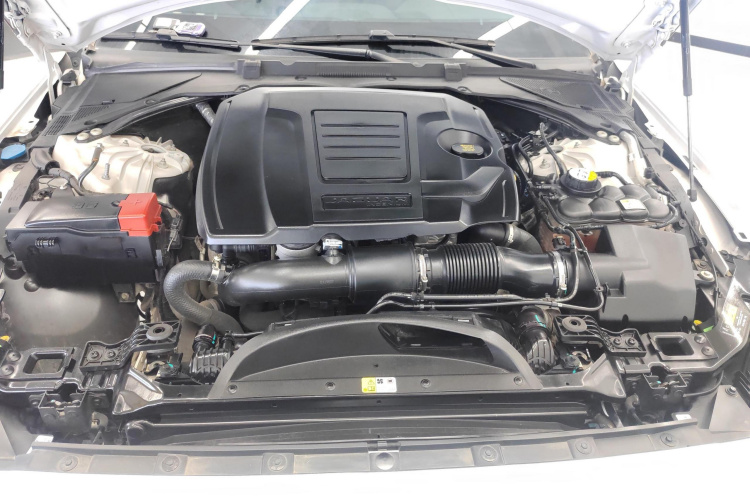 捷豹XEL 2020款 2.0T 200PS S进取优雅版机舱底盘24