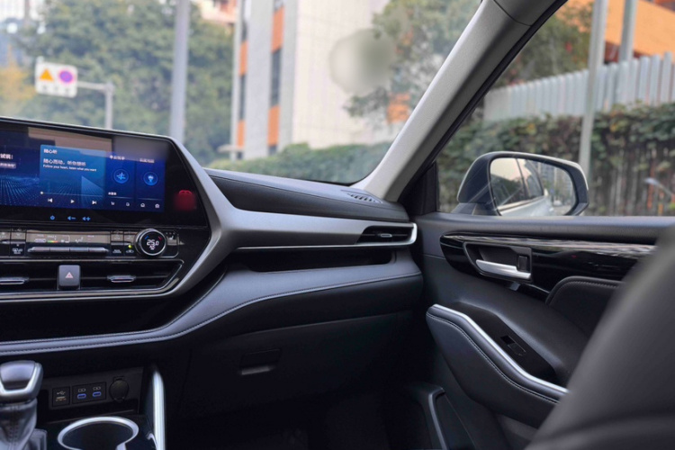 丰田 汉兰达 2022款 双擎 2.5L 两驱尊贵版 7座中控内饰7014
