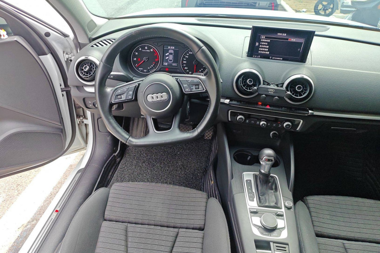 奥迪A3 2018款 30周年年型 Limousine 35 TFSI 运动型中控内饰13