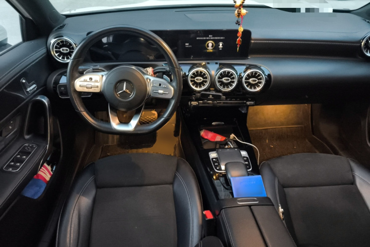 奔驰A级 2020款 A 200 L 运动轿车中控内饰12