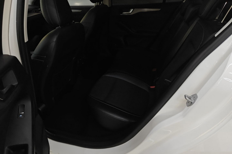 福特 福克斯 2020款 三厢 EcoBoost 180 自动锋潮型中控内饰7004