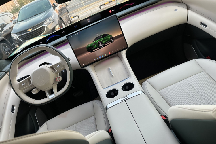 小米汽车 小米YU7 2025款 超长续航高性能四驱Max版中控内饰7011