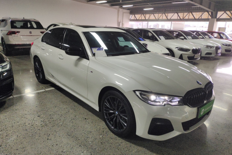 宝马3系 2021款 改款二 325i M运动曜夜套装车身外观3