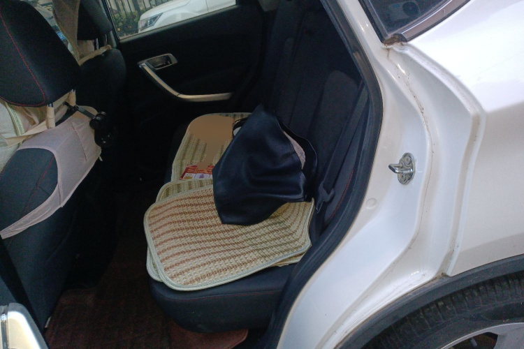 奔腾X80 2013款 2.0L 自动舒适型中控内饰21