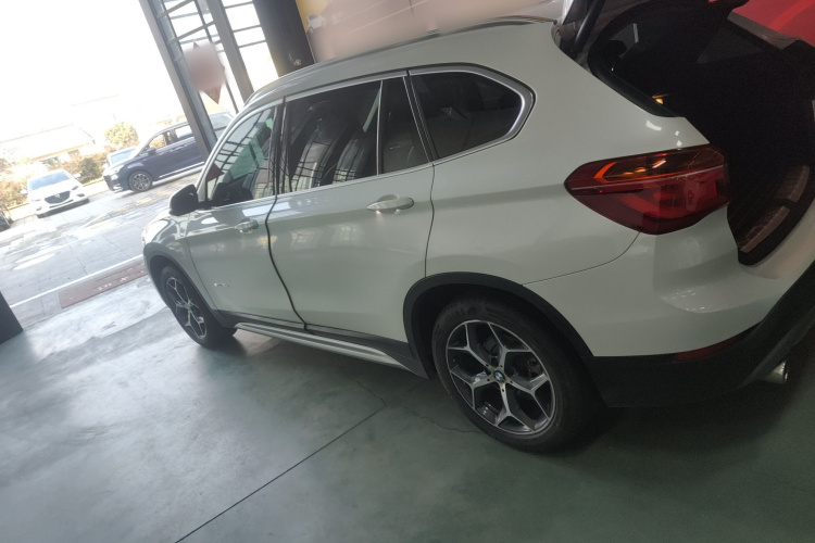 宝马X1 2018款 sDrive18Li 尊享型车身外观4