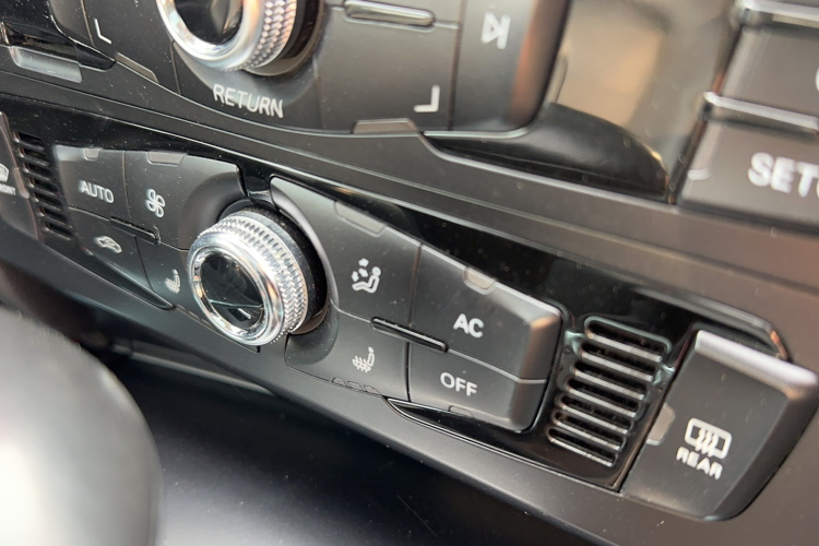 奥迪A4L 2013款 35 TFSI 自动舒适型局部细节9010