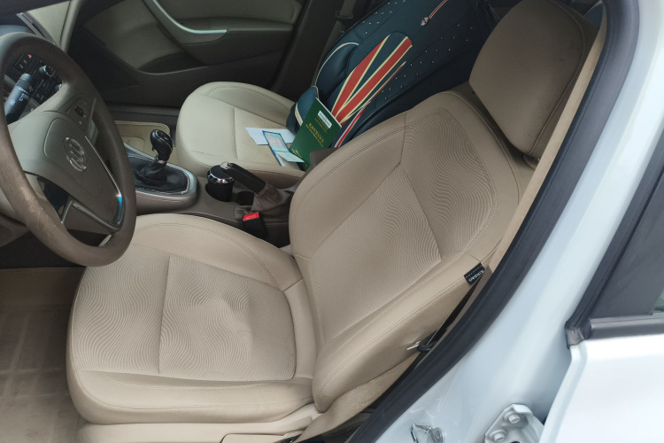 别克 英朗 2013款 GT 1.6L 手动进取版中控内饰19