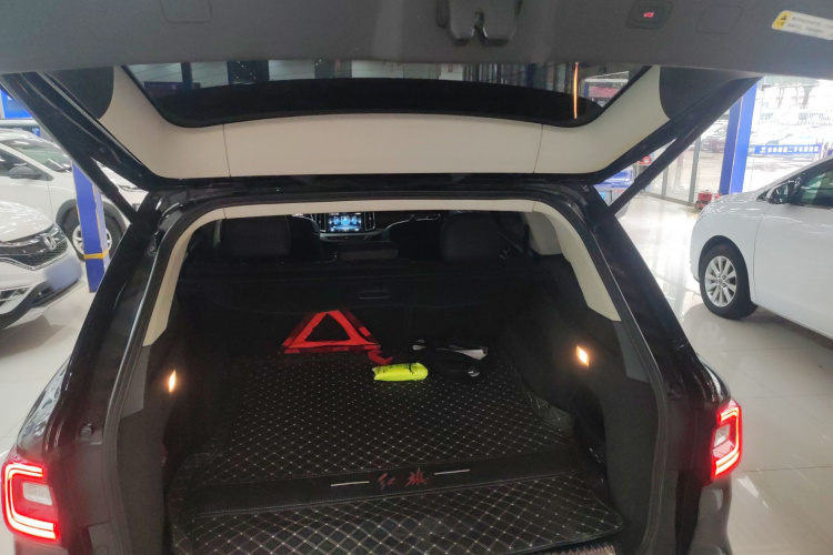 红旗HS7 2021款 2.0T DCT两驱智联旗畅版机舱底盘23