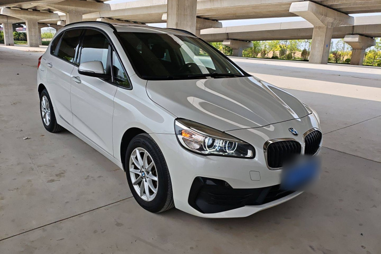 宝马2系旅行车 2018款 218i 时尚型车身外观3