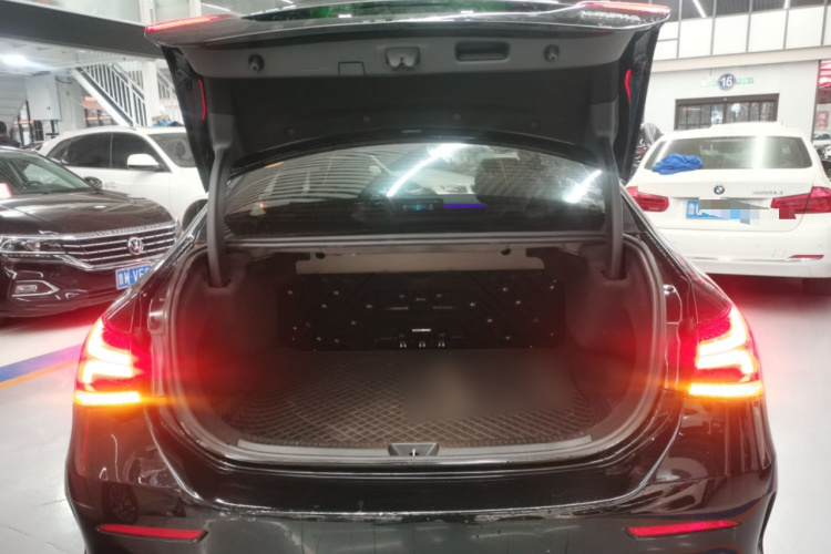 奔驰A级 2022款 改款 A 200 L 运动轿车时尚型机舱底盘23