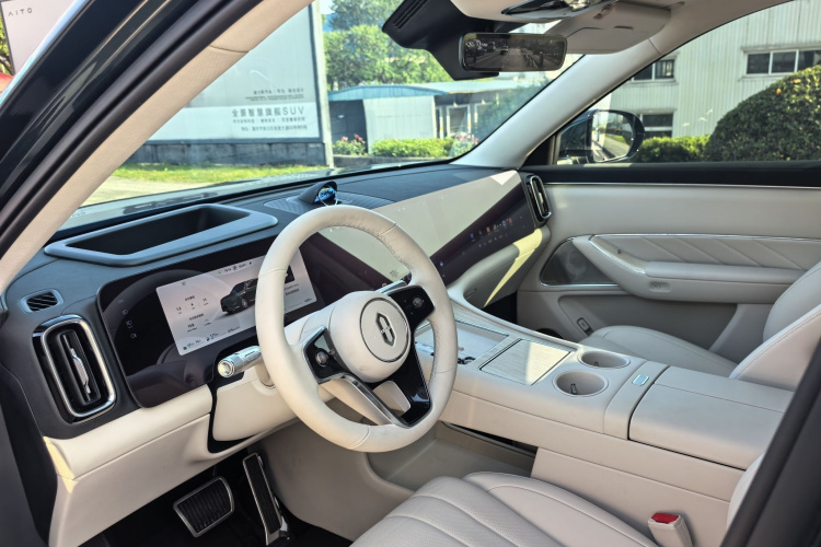 鸿蒙智行 问界M8 2025款 增程 Max+版 53.4kWh 6座版中控内饰7001