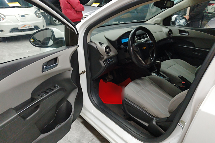 雪佛兰 爱唯欧 2014款 两厢 1.4SE AT 畅悠版中控内饰20