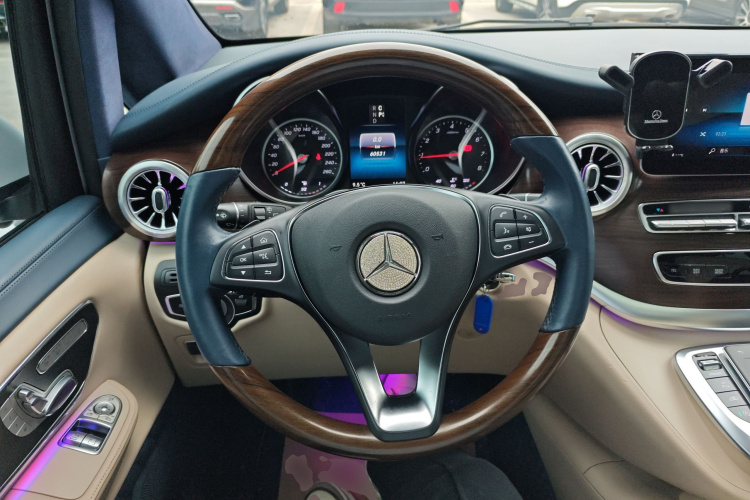 奔驰V级 2021款 V 260 领航版中控内饰13