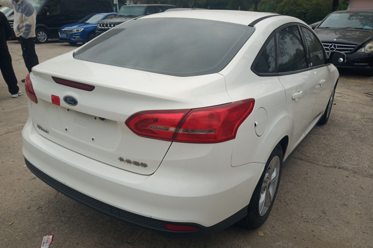 福特 福克斯 2015款 三厢 1.6L 自动舒适型车身外观7