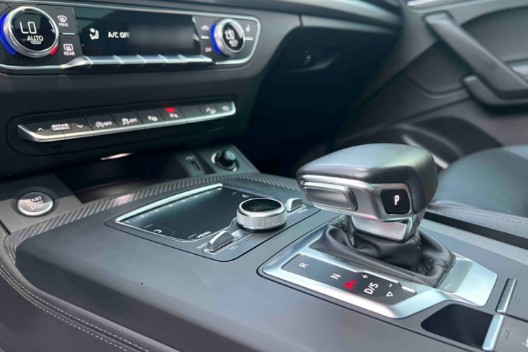 奥迪Q5L 2020款 45 TFSI 尊享时尚型中控内饰7005