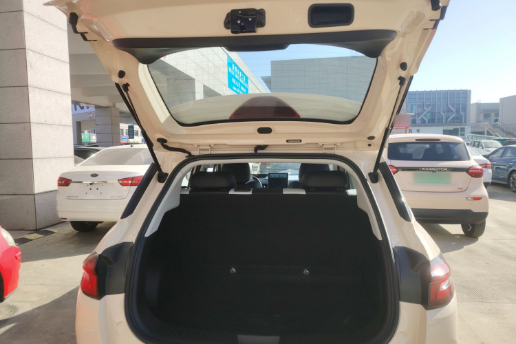 哪吒汽车 哪吒AYA 2023款 318 Lite机舱底盘23