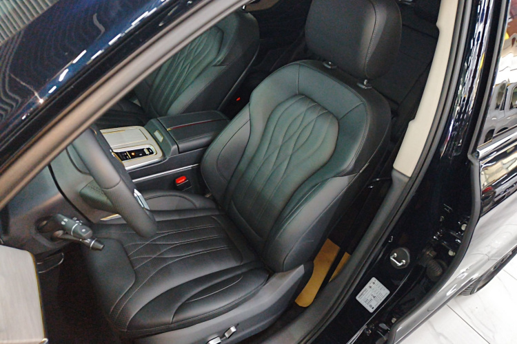 红旗HS5 2025款 2.0T 两驱60万辆纪念版中控内饰19