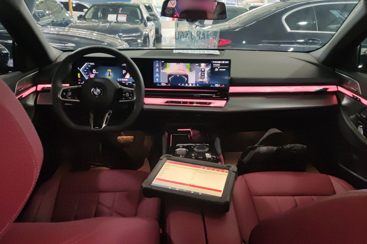 宝马5系 2025款 530Li 领先型 M运动套装中控内饰7002