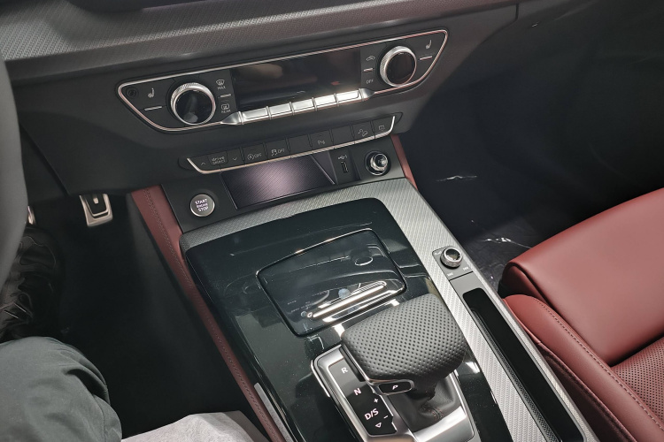 奥迪Q5L 2025款 45周年典藏版 40 TFSI 豪华动感型中控内饰7008