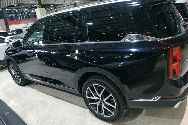 广汽传祺 传祺GS8 2025款 领航系列 2.0TGDI 四驱豪华版 5座车身外观4