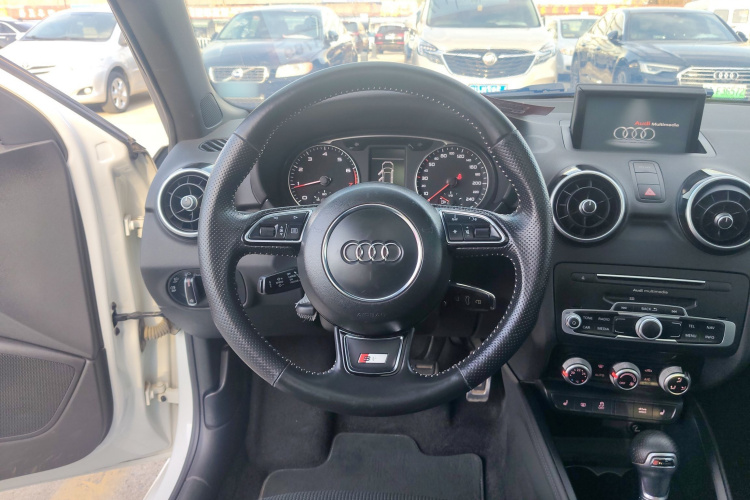 奥迪A1 2016款 30 TFSI Sportback S Line运动版中控内饰13