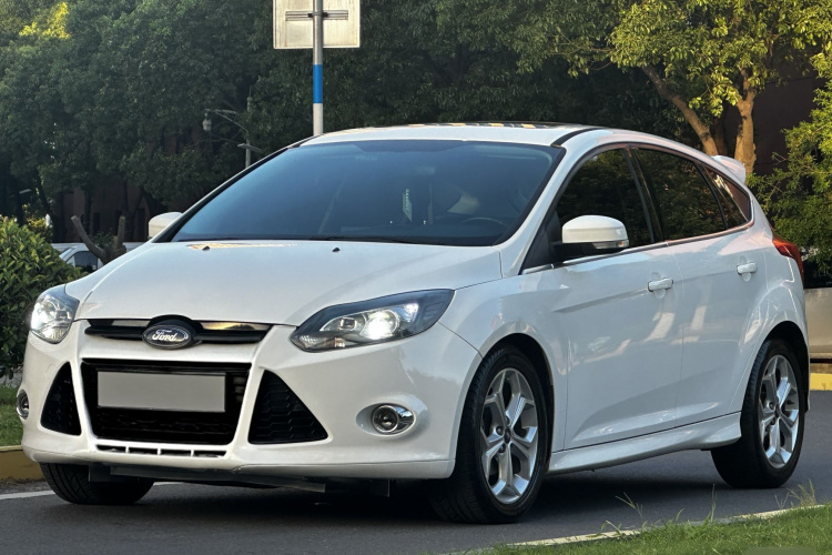 福特 福克斯 2012款 两厢 2.0L 自动豪华运动型车身外观1