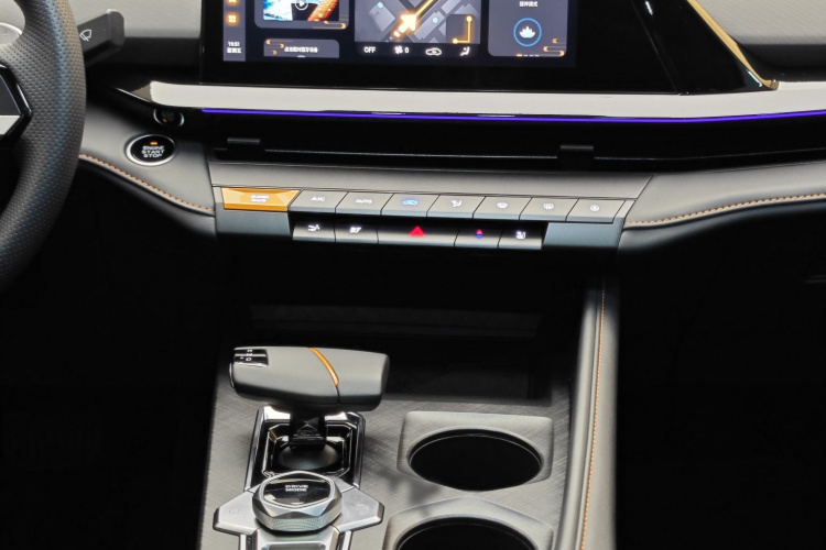 长安UNI-V 2024款 1.5T 尊贵型中控内饰7003