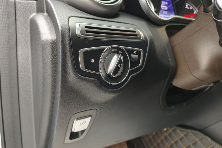 奔驰GLC 2018款 改款 GLC 260 4MATIC 动感型局部细节9008