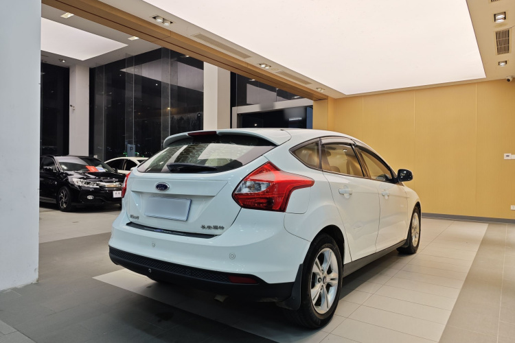 福特 福克斯 2015款 两厢 1.6L 自动风尚型车身外观6013