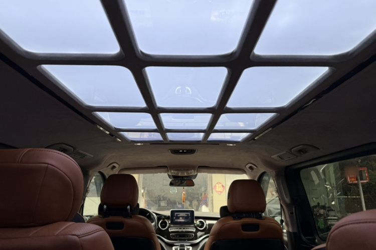 奔驰V级 2018款 V 260 领航版 国VI中控内饰7012