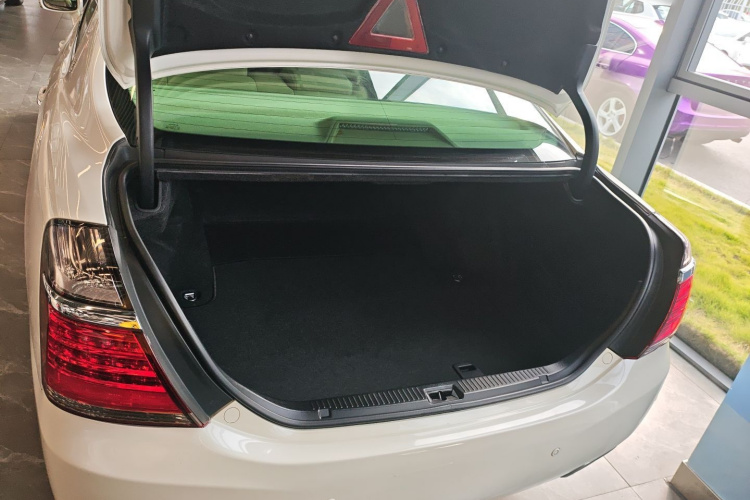 丰田 皇冠 2012款 2.5L Royal 导航版机舱底盘23