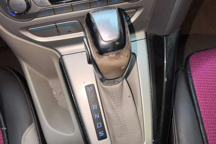 福特 福克斯 2012款 三厢 1.6L 自动风尚型局部细节18