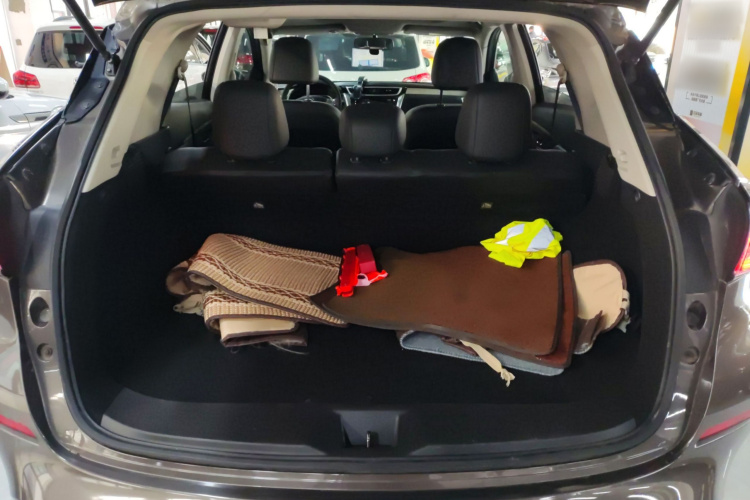 日产 楼兰 2017款 2.5L XL 两驱智尚版机舱底盘23